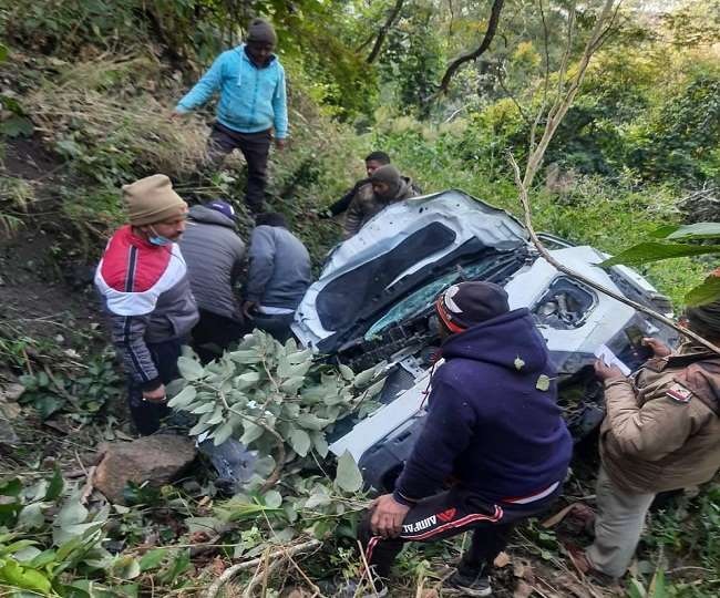  उत्तराखंड : कार खाई में गिरी, एक दोस्त की मौत, दूसरा गंभीर