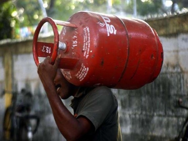  चुनाव खत्म तो 50 रुपये महंगा हुआ गैस सिलेंडर, तेल के दाम भी चढ़ने शुरू