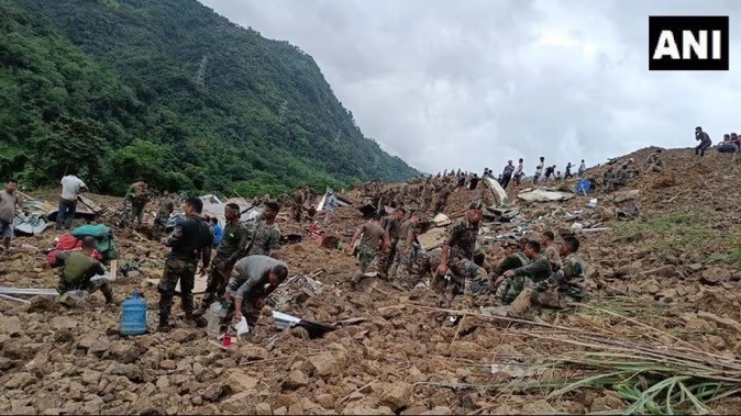  मणिपुर में लैंडस्लाइड में धंसा आर्मी कैंप, सेना के कई जवान मलबे में दबे, सात की मौत