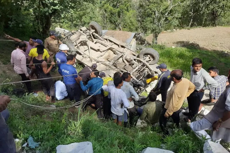  उत्तराखंड में भीषण सड़क हादसा, गहरी खाई में गिरी मैक्स एक की मौत चालक फरार