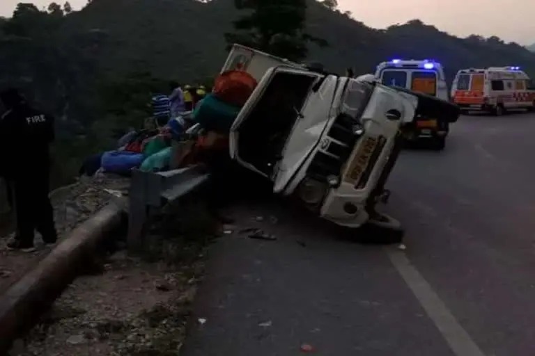  पिथौरागढ़ : पिकअप वाहन दुर्घटनाग्रस्त, यात्री छिटक कर खाई में गिरे, दो की मौत