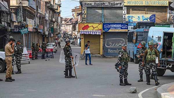  जम्मू कश्मीर के कुलगाम में बैंक मैनेजर की गोली मारकर हत्या, सीसीटीवी फुटेज आई सामने