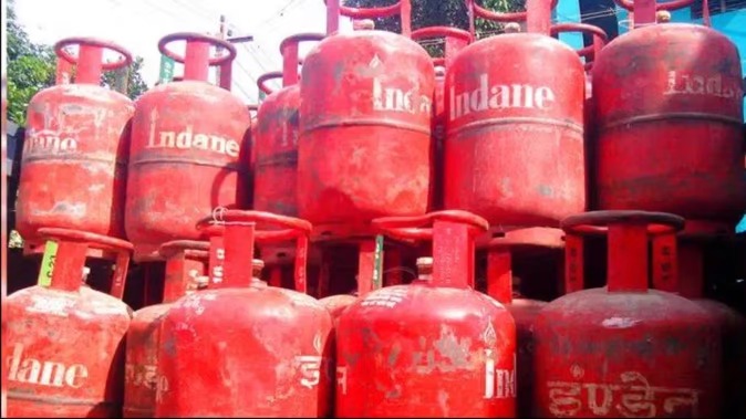  LPG Price Hike: 50 रुपये महंगी हुई एलपीजी; जानिए अपने शहर में नया रेट