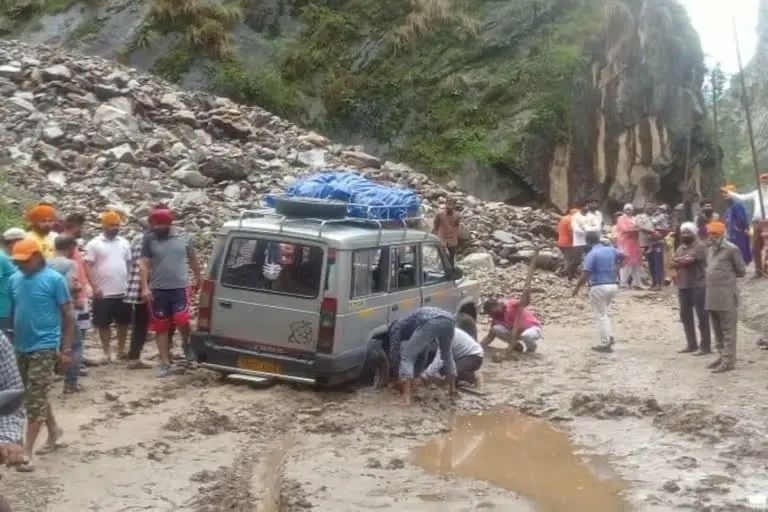  चमोली : मौसम की मार, मलबा आने से चमोली-कुंड राष्ट्रीय हाईवे समेत 33 सड़कें ठप