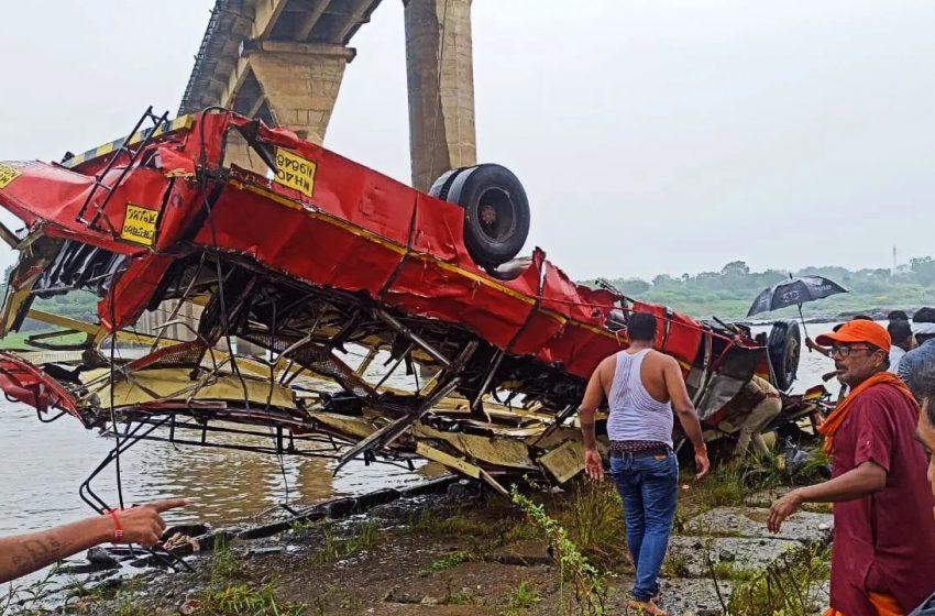  मध्यप्रदेश में बड़ा हादसा, नर्मदा नदी में गिरी यात्रियों से भरी बस, 13 की मौत