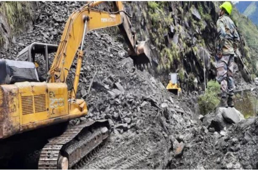  गंगोत्री नेशनल हाईवे पर भारी भूस्खलन, बीच रास्ते में फंसे हजारों यात्री