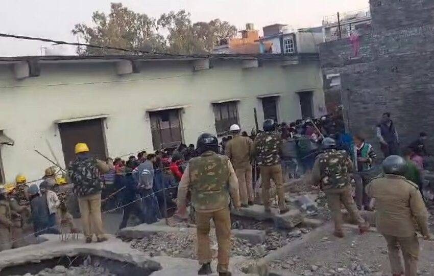  Haldwani Violence: स्थानीय लोगों ने ऐसे बचाई पुलिसकर्मियों की जान, दंगाई दरवाजे पर फेंकते रहे पत्थर