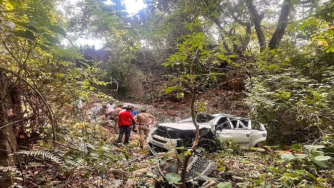  उत्तराखंड: गहरी खाई में गिरी कार, मची चीख-पुकार