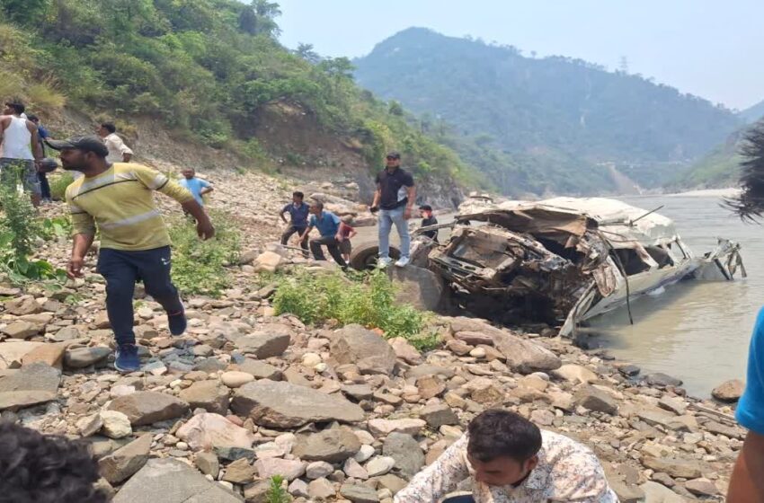  रुद्रप्रयाग में बड़ा सड़क हादसा, यात्रियों से भरा टैंपो ट्रैवलर नदी में गिरा, 10 से ज्यादा लोगों की मौत