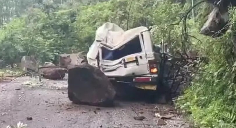  यमुनोत्री हाईवे पर बड़ा सड़क हादसा, मैक्स वाहन पर पहाड़ी से गिरा पत्थर, तीन घायल