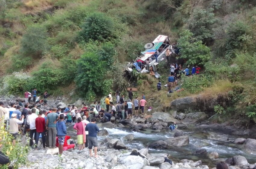  उत्तराखंड में बड़ा हादसा; बस खाई में गिरी, 15 यात्रियों की मौत, कई घायल