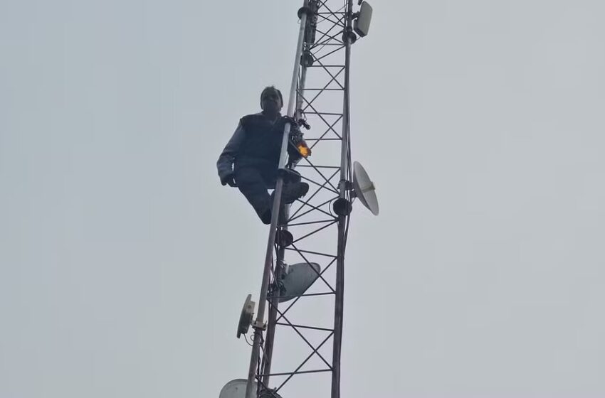 ऋषिकेश: पेट्रोल की बोतल लेकर टावर पर चढ़ा शख्स, मचा हड़कंप