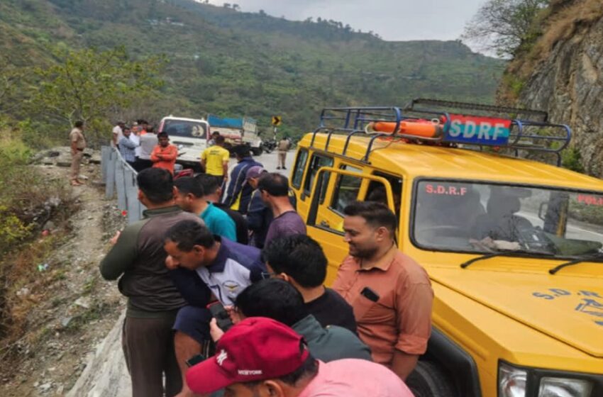  उत्तराखंड: भीषण सड़क हादसा,वाहन खाई में गिरा,पांच लोग लापता