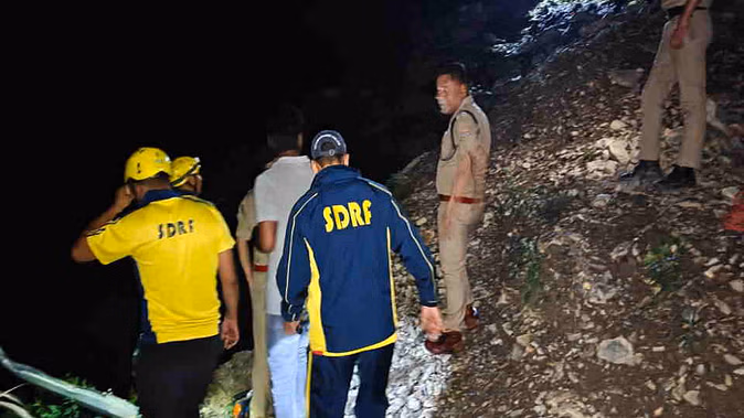  उत्तराखंड: कार गिरी खाई में,दो की मौत,एक घायल