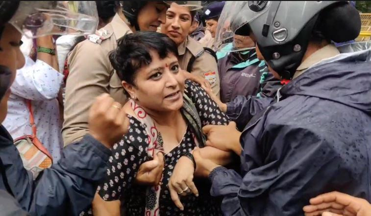देहरादून:महिला अपराधों के खिलाफ कांग्रेस ने निकाला ‘न्याय मार्च’, पुलिस से हुई झड़प