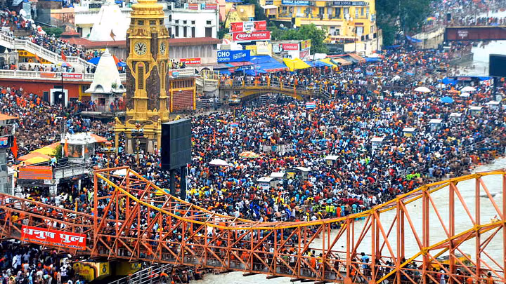हरिद्वार: धर्मनगरी में महादेव के अभिषेक के लिए उमड़ी शिवभक्तों की भीड़
