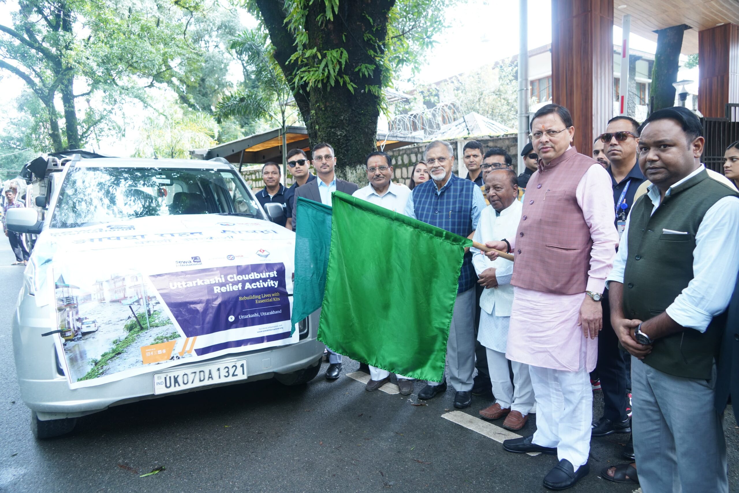 CM धामी ने धराली में राहत एवं पुनर्वास के लिए भेजी जा रही  सामग्री को किया रवाना