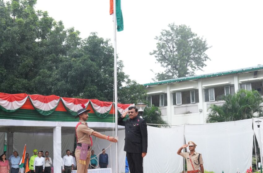  मुख्य सचिव ने भारत के 79वें स्वतंत्रता दिवस के शुभ अवसर पर किया ध्वजारोहण