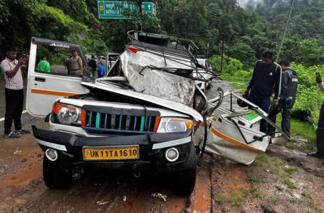उत्तराखंड: वाहन पर गिरा बड़ा पत्थर, 2 की मौत, 5 घायल