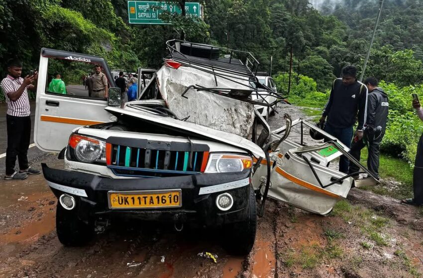  उत्तराखंड: वाहन पर गिरा बड़ा पत्थर, 2 की मौत, 5 घायल
