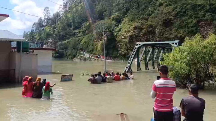  उत्तराखंड: जलमग्न होकर लोगों ने दिखाया आक्रोश, राफ्ट से पहुंचे डीएम