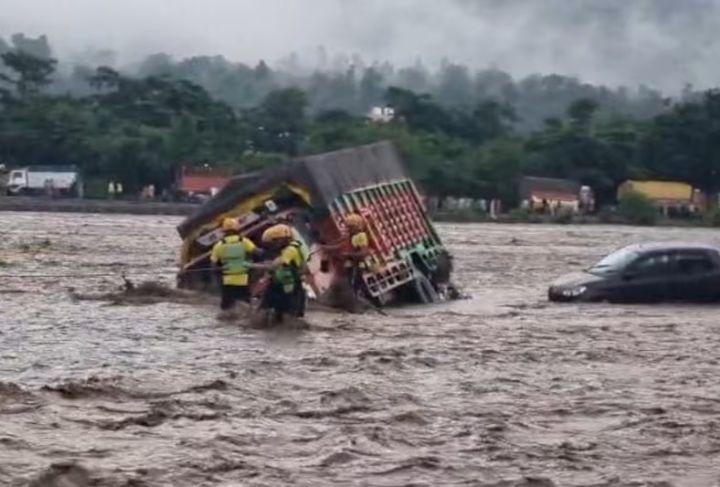  उत्तराखंड: बादल फटने से मची तबाही,17 की मौत, 13 लोग लापता