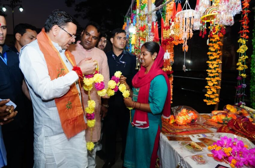  दीपावली पर स्वदेशी को दी प्राथमिकता, सीएम धामी ने की स्थानीय दुकानों से खरीदारी
