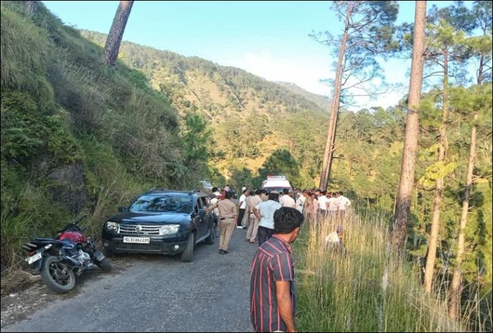  उत्तराखंड: खाई में गिरी ऑल्टो, पूर्व सैनिक सहित दो की मौत