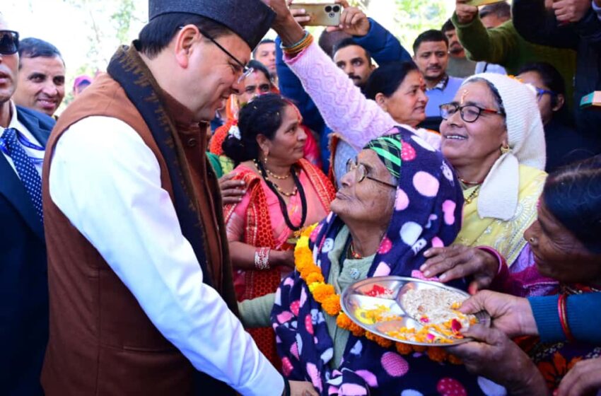  मां के साथ पैतृक गांव पहुंच भावुक हुए सीएम धामी