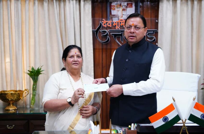  मुख्यमंत्री राहत कोष के लिए पर्वतारोही बछेंद्री पाल ने प्रदान किया 10 लाख का चेक