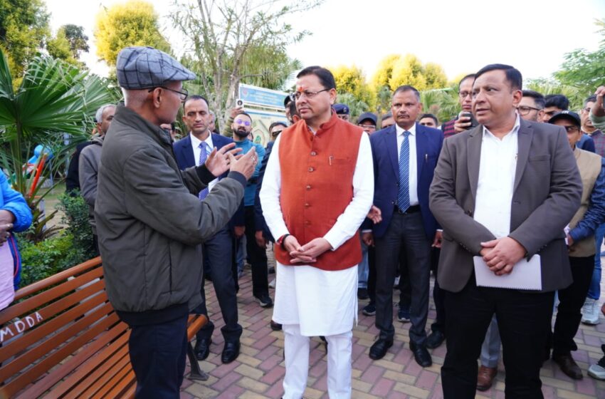  देहरादून ISBT में CM धामी का औचक निरीक्षण, गंदगी देखकर खुद उठाई झाड़ू