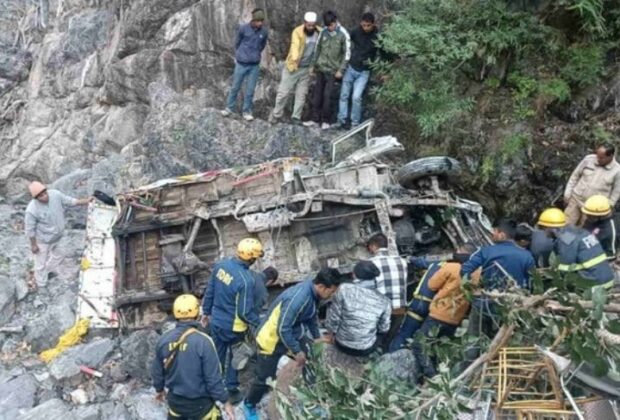  उत्तराखंड: खाई में गिरा पिकअप वाहन, एक की मौत, दूसरा घायल