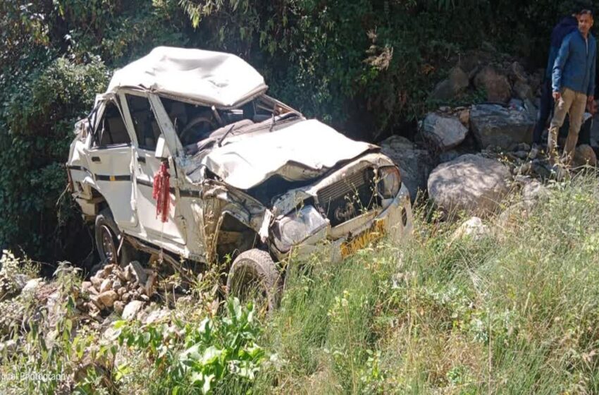  उत्तराखंड: खाई में गिरा वाहन, एक की मौत, दो गंभीर रूप से घायल