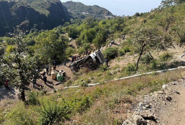  उत्तराखंड दर्दनाक हादसा: बस  खाई में गिरी बस, 5 यात्रियों की मौत, कई घायल