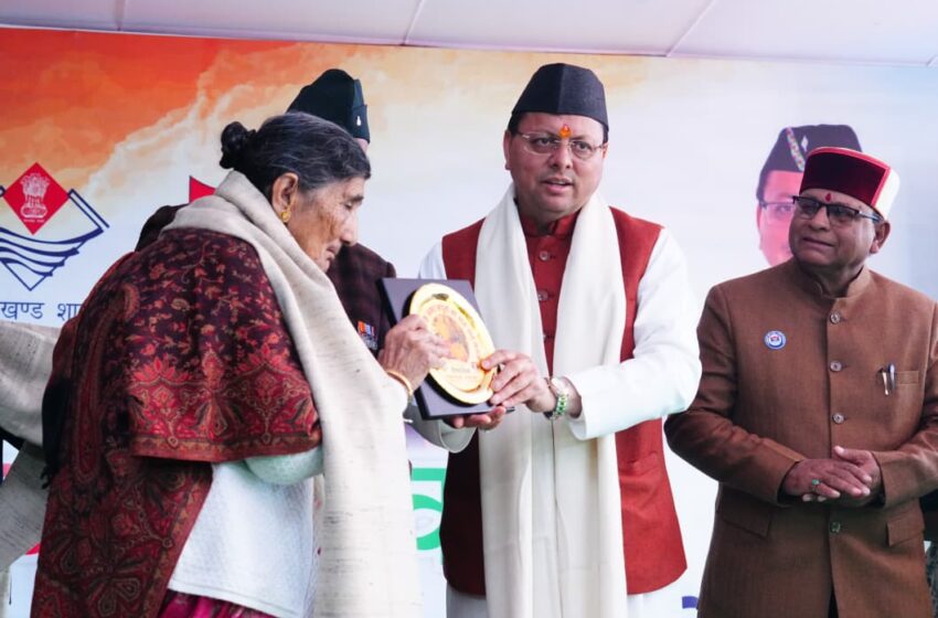  मुख्यमंत्री ने विजय दिवस पर शहीद स्मारक में पुष्पचक्र अर्पित कर वीर बलिदानियों को दी श्रद्धांजलि