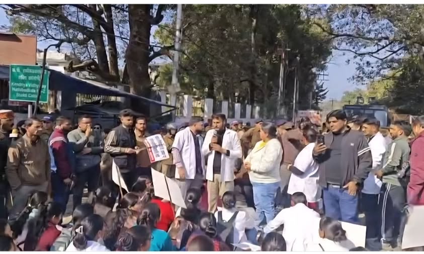  उत्तराखंड: नर्सिंग एकता मंच का अपनी मांगों को लेकर सीएम आवास कूच, ये है मुख्य मांगें