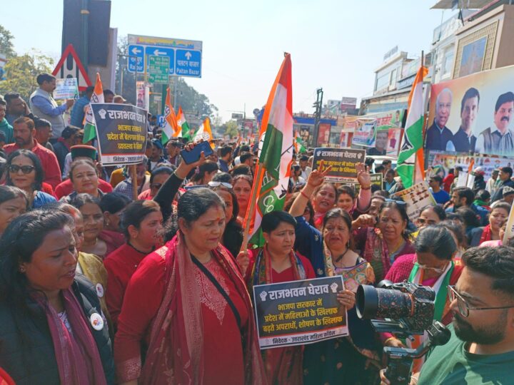 देहरादून की सड़कों पर उतरा कांग्रेस का जनसैलाब, पुलिस ने किया लाठीचार्ज, एक कार्यकर्ता घायल