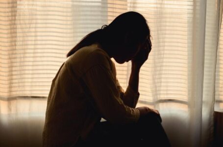 देहरादून: कैफे ओनर महिला ने नहीं दिया उधार तो लड़कों ने फाड़े उसके कपड़े