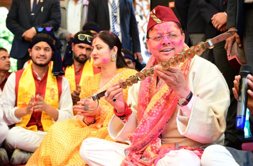  CM आवास में नजर आई होली के रंगों की बहार, इस अंदाज में नजर आए सीएम धामी
