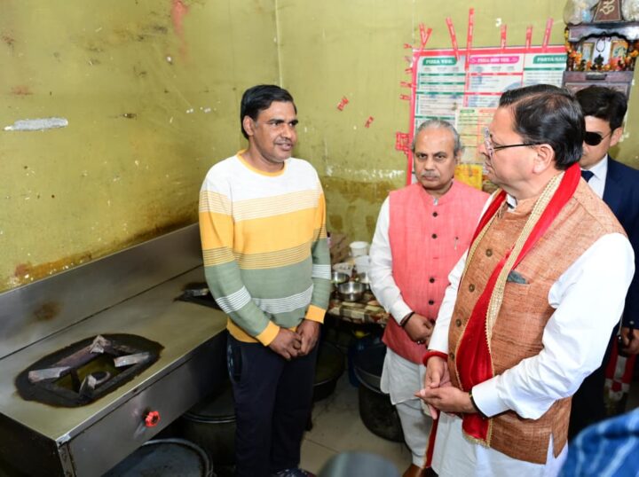 मुख्यमंत्री पुष्कर सिंह धामी ने रेस्टोरेंट में पहुंच लिया गैस आपूर्ति का जायजा