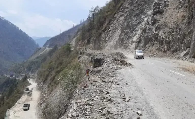  गंगोत्री हाईवे पर बड़ा हादसा, पहाड़ी से गिरी चट्टान, चपेट में आए युवक की दर्दनाक मौत