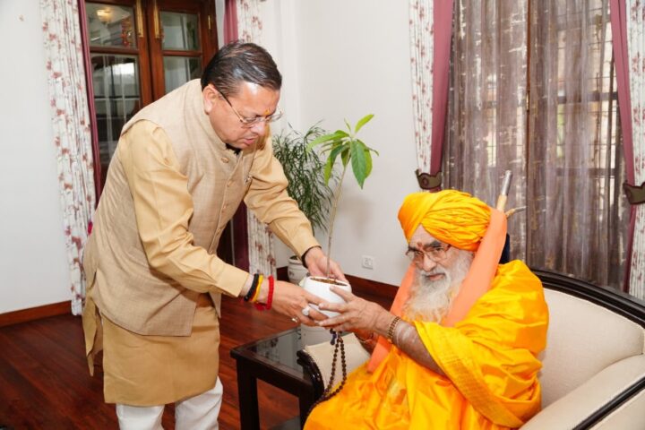 CM धामी से मिलने पहुंचे केदारनाथ रावल, पुनर्निर्माण कार्यों पर हुई चर्चा