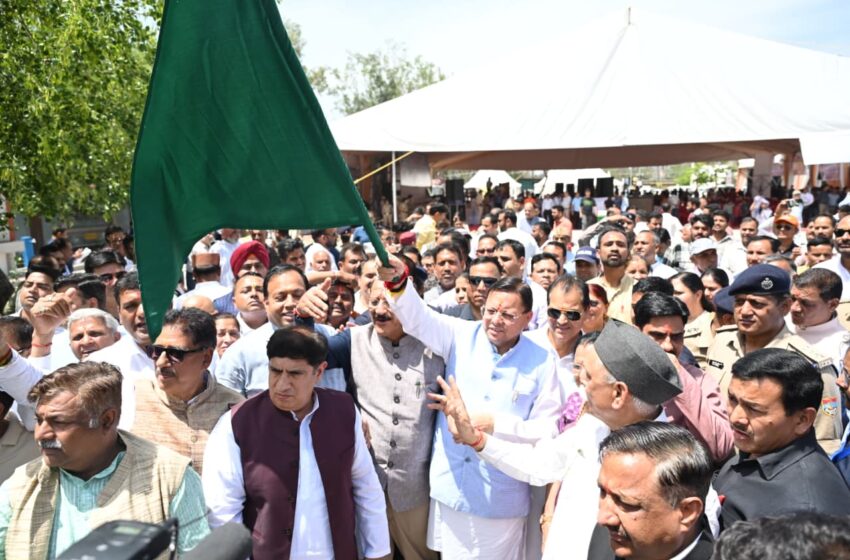  मुख्यमंत्री धामी ने ऋषिकेश से चार धाम जाने वाली बसों को हरी झंडी दिखाकर किया रवाना