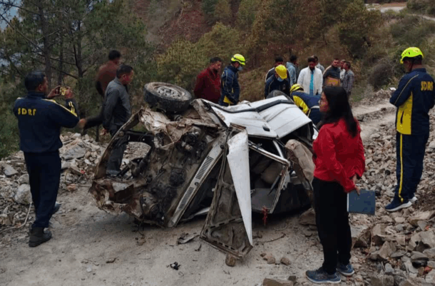  उत्तराखंड: गहरी खाई में गिरा वाहन, तीन की मौके पर ही दर्दनाक मौत