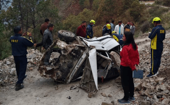 उत्तराखंड: गहरी खाई में गिरा वाहन, तीन की मौके पर ही दर्दनाक मौत
