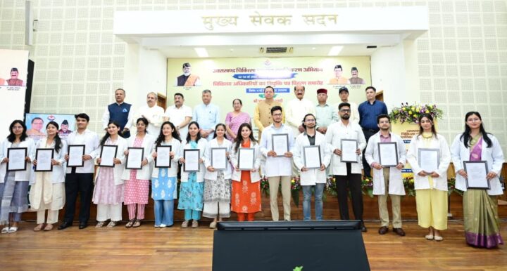 CM धामी ने 307 नव नियुक्त अभ्यर्थियों को सौंपे नियुक्ति पत्र