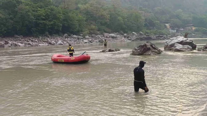  Rishikesh: प्रतिबंधित घाट पर फोटो खींच रहे थे युवक, दो गंगा में बहे