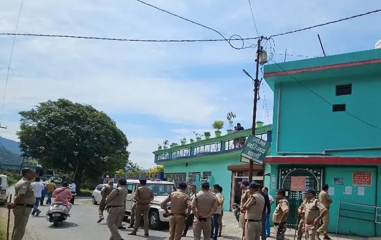  देहरादून में प्रशासन का बड़ा एक्शन, विवादित धार्मिक परिसर किया सील