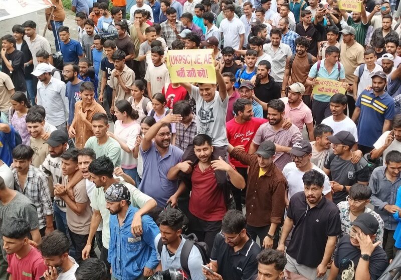  देहरादून में भी CJP की तर्ज पर प्रदर्शन, सड़कों पर युवा!, सचिवालय कूच, पुलिस से झड़प