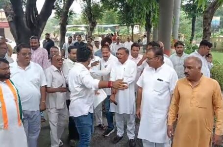 राहुल गांधी पर FIR के विरोध में कांग्रेस का प्रदर्शन, महेंद्र भट्ट के खिलाफ तहरीर